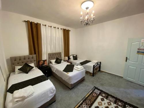 سرير أو أسرّة في غرفة في Its your choice hostel