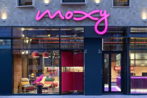 różowy neon z przodu sklepu w obiekcie Moxy Lisbon City w Lizbonie