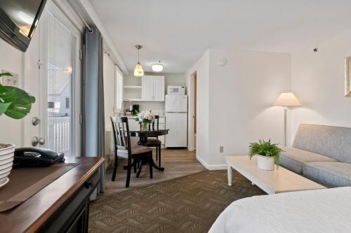 A kitchen or kitchenette at Pink Blossoms Resort