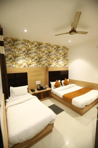 Malhotra Guest House 50 Meter from Golden Temple房間的床