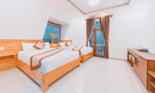 Ліжко або ліжка в номері Hoàng Yến Villa Dalat