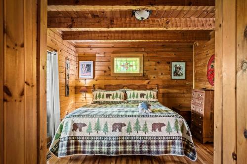 Romantic log cabin with hot tub में एक कमरे में एक या कई बेड