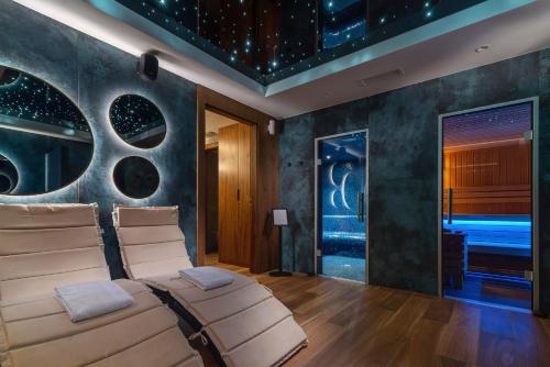 una camera con letto e parete con stelle di My Story Gdynia Hotel a Gdynia