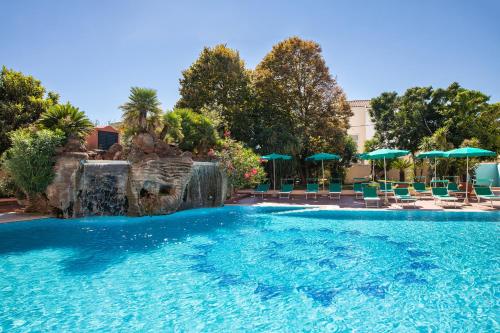 Piscina a Hotel Maria Rosaria o a prop