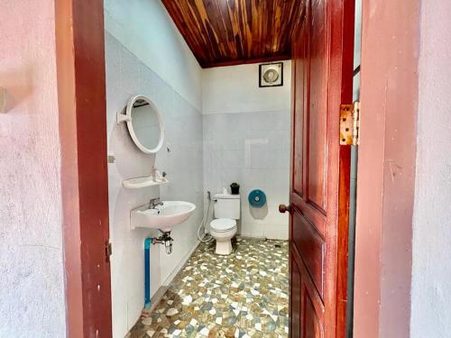 uma casa de banho com um WC e um lavatório em La Casa Hostel em Luang Prabang