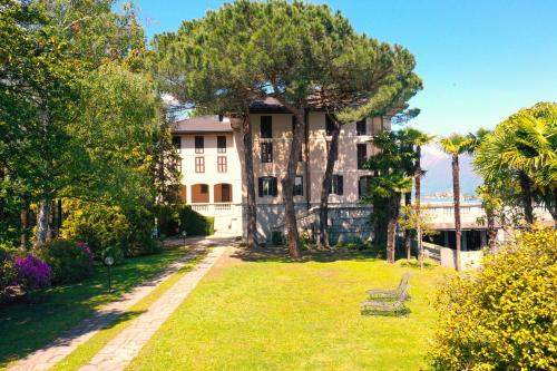 una vista exterior de una casa con patio en Wonderful Stresa apartment, en Stresa