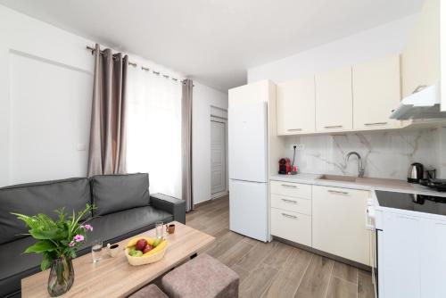 A kitchen or kitchenette at E.Berdufi Apartament Sea View