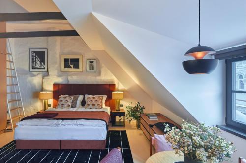 ein Schlafzimmer mit einem Bett und einer Treppe in der Unterkunft ROOMA Apartments in Vilnius