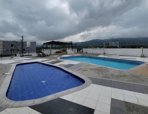 a swimming pool on the roof of a building at Comodo Apartaestudio al Norte de Armenia, con Parqueadero de Carro, en la salida a Salento y Filandia! in Armenia