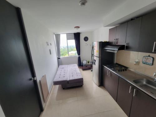 a small kitchen with a bench in the middle of it at Comodo Apartaestudio al Norte de Armenia, con Parqueadero de Carro, en la salida a Salento y Filandia! in Armenia