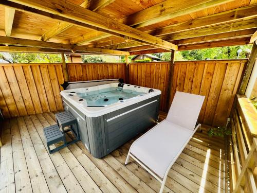 Photo de la galerie de l'établissement Chalet domaine forge 6-8pers jacuzzi terrasse plancha proche commerces, à La Teste-de-Buch