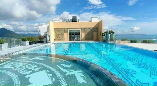 une grande piscine en face d'un bâtiment dans l'établissement Căn hộ Condotel 5 sao Apec Tuy Hòa Phú Yên, à Tuy Hoa