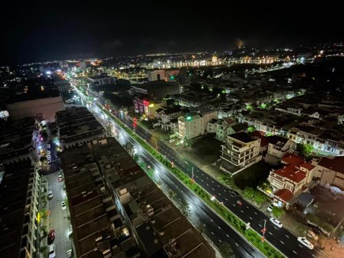 une ville la nuit avec des voitures dans la rue dans l'établissement Căn hộ Condotel 5 sao Apec Tuy Hòa Phú Yên, à Tuy Hoa