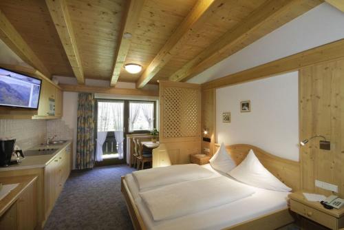 una camera d'albergo con letto e cucina di Pension Wendlhof a Obergurgl