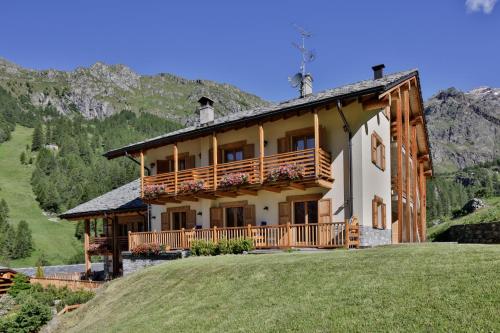 Casa grande con balcón en una colina en Ellex Eco Hotel, en Gressoney-la-Trinité