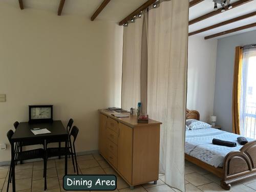 - une chambre avec un lit, un bureau et une table dans l'établissement Ô Reflets - L'Arizona Dinant - Studio 2 beds - Garden, Free Parking, Dog ok, à Dinant