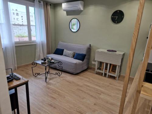 Posezení v ubytování T2 Cosy proche centre ville avec parking gratuit