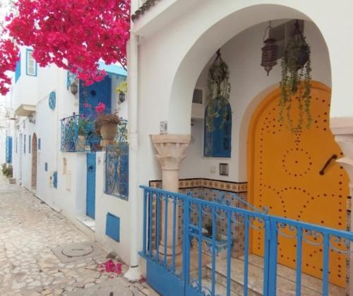 una via a positano con edifici blu e bianchi di Coup de cœur à Sidi Bou Said a Sidi Bou Saïd