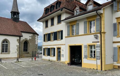 ムルテンにあるAltstadthaus - neu renoviert, barrierefreiの白い大きな建物