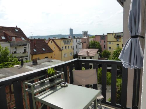 balcone con tavolo e vista di Jena City Apartment, Balkon, sonnig, Wifi, Parkplätze, Nähe Zentrum a Jena