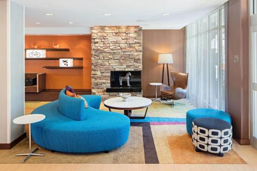 O zonă de relaxare la Fairfield Inn & Suites by Marriott North Bergen