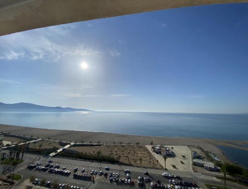 Blick auf einen Parkplatz neben dem Wasser in der Unterkunft Manhattan apartment in Empuriabrava