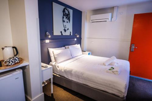 A bed or beds in a room at YHA Melbourne Central