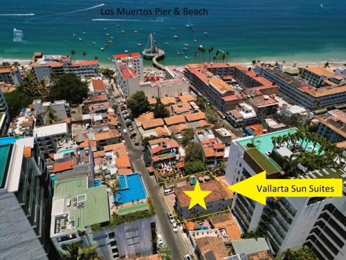 een luchtzicht op een stad met het strand bij Vallarta Sun Suites in Puerto Vallarta