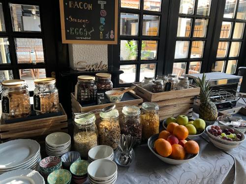 een tafel met potten eten en fruitschalen bij Guest House Torci 18 in Novigrad Istria