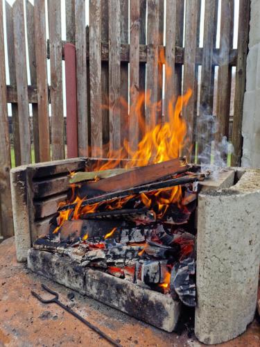 een vuur in een grill met vlammen erin bij Bunloc House in Braşov