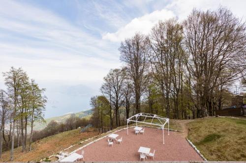 un parco con panchine su una collina alberata di Villa Pizzini Mottarone - Restaurant and rooms a Stresa