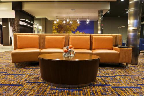 Χώρος καθιστικού στο Courtyard by Marriott Battle Creek