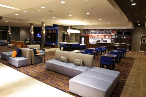 Χώρος καθιστικού στο Courtyard by Marriott Battle Creek