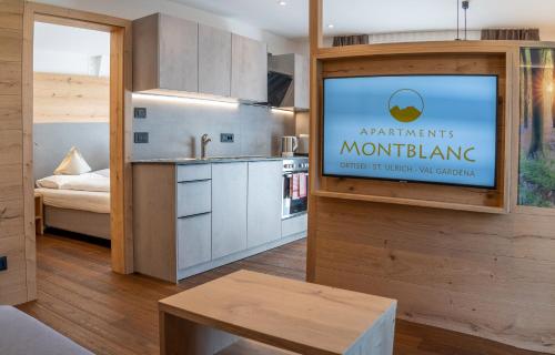 Apartments Montblanc Seceda في أورتيساي: مطبخ عليه لافته saysauts montclair