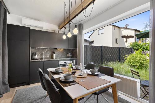 uma cozinha e sala de jantar com mesa e cadeiras em Bungalow für 2 - Parkplatz - Küche - Terrasse em Speyer