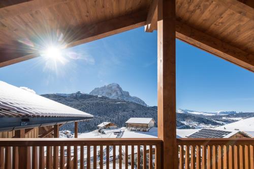 widok na góry z pokładu kabiny w obiekcie Villa Solinda App Puccini w mieście Selva di Val Gardena