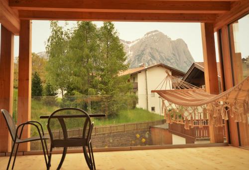 una camera con una grande finestra con vista su una montagna di Kastelart - Karbon a Castelrotto