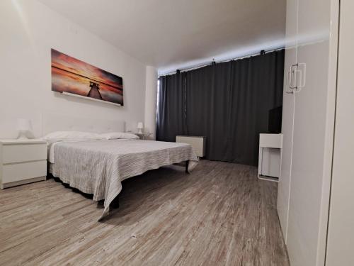 een slaapkamer met een bed en een schilderij aan de muur bij Residence Ferrucci in Prato