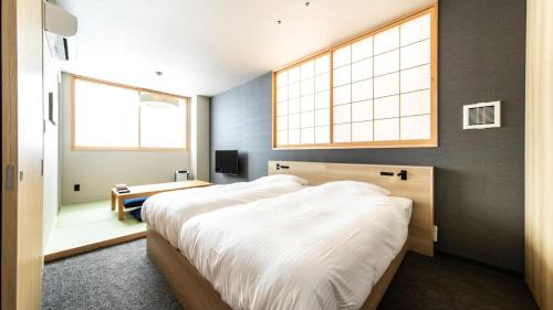 A bed or beds in a room at ALPHABED INN Fukuoka Ohori Park