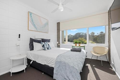 um quarto com uma cama e uma janela em Moody's Beach Apartment em Blairgowrie