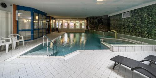 a large pool with a hot tub in a building at Appartement-Hotel-Anlage Tannenpark in Tanne