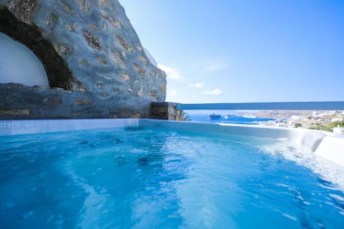 een zwembad in een gebouw met blauw water bij Ibiscus Boutique in Mykonos-stad