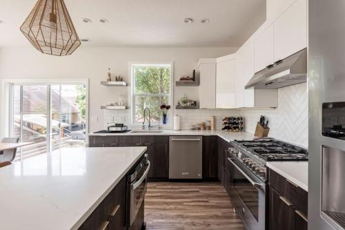 A kitchen or kitchenette at Comfy Family Home, Walkable Neighborhood + Patio!