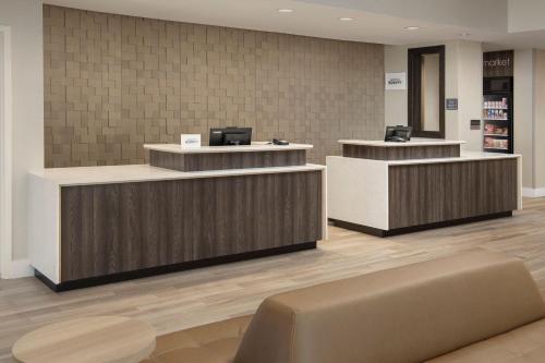 un hall avec des bureaux de réception dans un hôpital dans l'établissement Residence Inn by Marriott Lubbock-University Area, à Lubbock