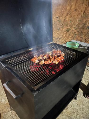 - un grill avec de la viande et des légumes dans l'établissement FernHills Homestay, à Madikeri