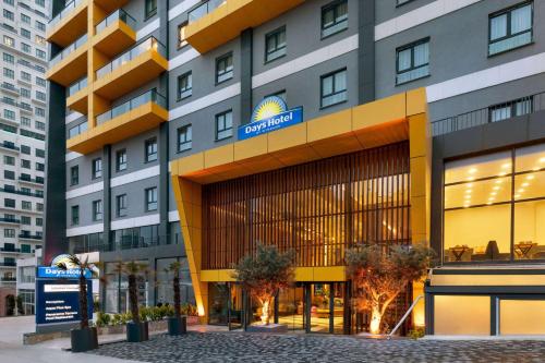 Days Hotel by Wyndham Istanbul Esenyurt في إسطنبول: واجهة الفندق