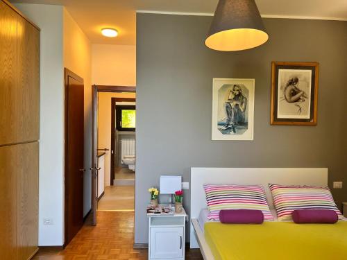 Una cama o camas en una habitación de Bnbook Casa Luccio VistaLago Ispra