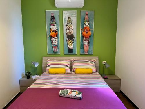 Una cama o camas en una habitación de Bnbook Casa Luccio VistaLago Ispra