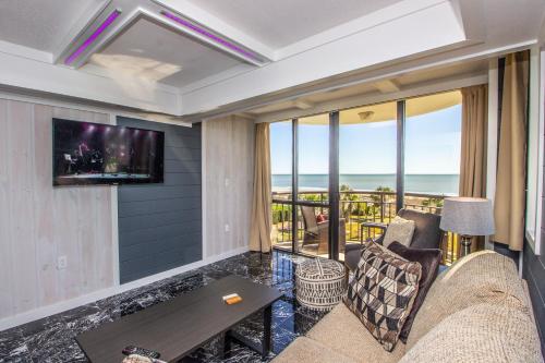 sala de estar con sofá y TV en Meridian Unit #204, en Myrtle Beach