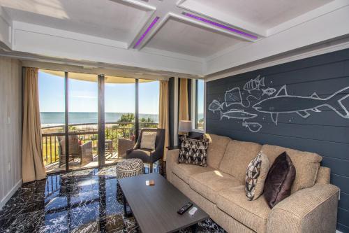 sala de estar con sofá y mesa en Meridian Unit #204, en Myrtle Beach